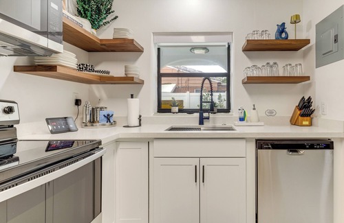 Lake Ridge Casa | 'The Peacock Bungalow' Near Fort Lauderdale Beach!