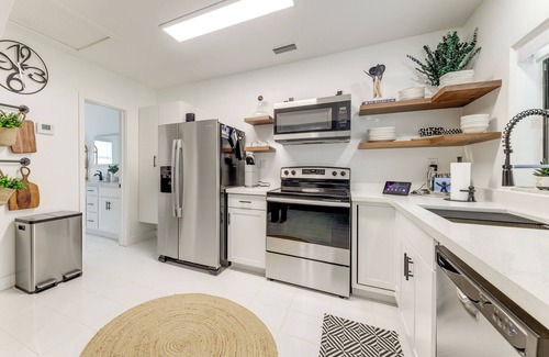 Lake Ridge Casa | 'The Peacock Bungalow' Near Fort Lauderdale Beach!