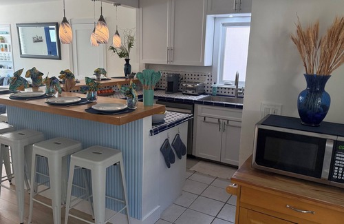 Mango Groves Casa | The Peacock Bungalow - Newly Renovated, Heated Pool & Jacuzzi, 5 min to Beach