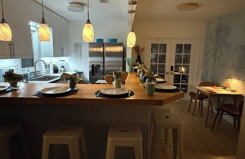 Mango Groves Casa | The Peacock Bungalow - Newly Renovated, Heated Pool & Jacuzzi, 5 min to Beach