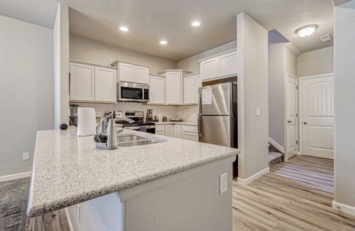 Southeast Colorado Springs Casa | The Peakside Retreat | Elliptical | Desk