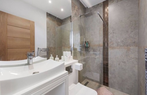 Kilburn Apartamento | The Pearl - Luxury 5* Home with Park View