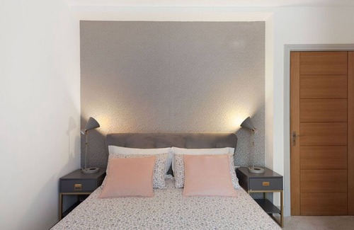 Kilburn Apartamento | The Pearl - Luxury 5* Home with Park View