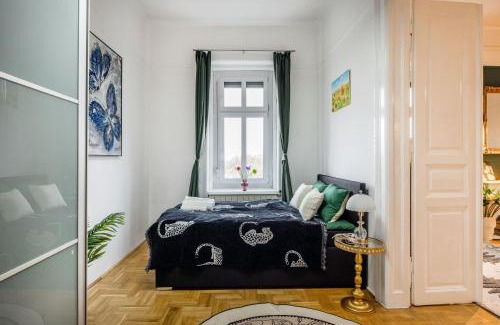 Belso-Ferencvaros Apartamento | The Pearl with the Danube and Gellert Hill View