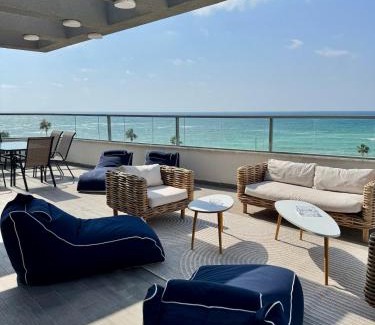 Haifa Apartamento | The Penthouse on the BEACH - 3BR by Lime Luxe