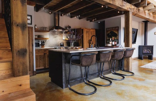 Bozeman Casa | The Perfect Creekside Getaway with Hot Tub