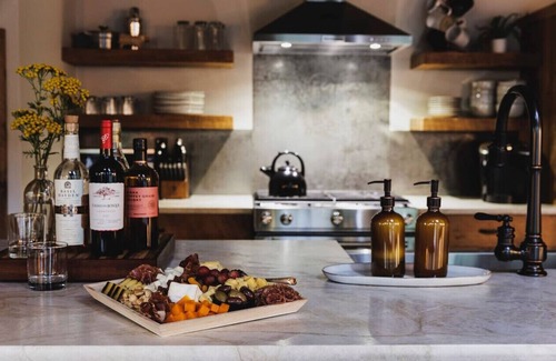 Bozeman Casa | The Perfect Creekside Getaway with Hot Tub