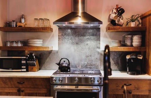 Bozeman Casa | The Perfect Creekside Getaway with Hot Tub