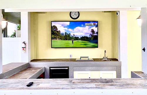 Holden Beach Casa | Fantástico patio trasero "Pool Oasis" con Tiki Bar