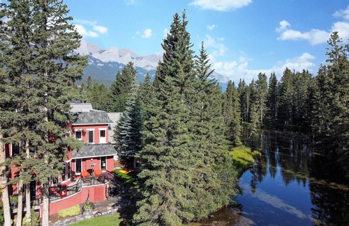 Canmore Casa | The perfect place for family and friends to gather for a Rocky Mountain getaway!
