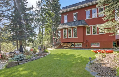 Canmore Casa | The perfect place for family and friends to gather for a Rocky Mountain getaway!