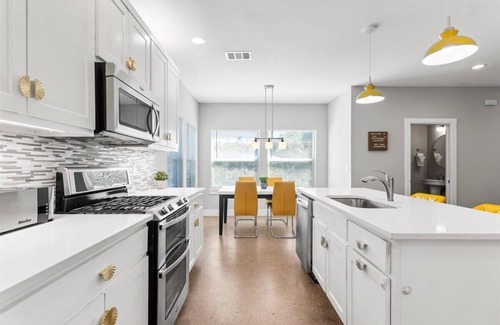 Chestnut Casa | The Pet Friendly Austin Art Haus. 7 mins from DT and UT. Walk to Bars and Eats!