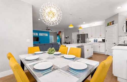 Chestnut Casa | The Pet Friendly Austin Art Haus. 7 mins from DT and UT. Walk to Bars and Eats!