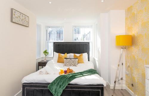 Headington Apartamento | The Phantom Apartment ideal for JR Churchill Manor Nuffield Hospitals Oxford B University 2023 built sleeps 5 people comfortably very modern 2 rooms 3 bathrooms 1 minute walk to John Radcliffe Hospital