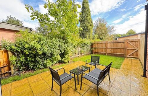 Headington Apartamento | The Phantom Apartment ideal for JR Churchill Manor Nuffield Hospitals Oxford B University 2023 built sleeps 5 people comfortably very modern 2 rooms 3 bathrooms 1 minute walk to John Radcliffe Hospital