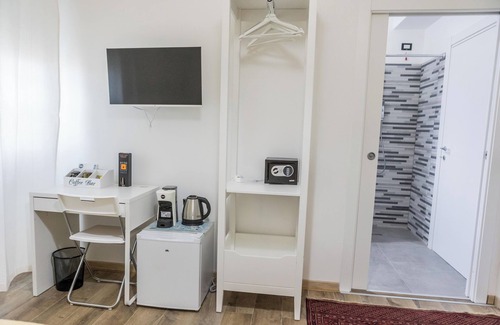 Province of Cagliari Casa | The Phoenix Suites, within walking distance of downtown and the Korian and 2 km walk to the sea