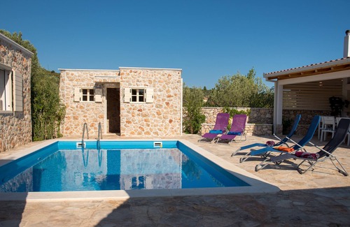 Vinisce Cabaña | La pintoresca casa de vacaciones de piedra con piscina privada