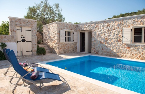 Vinisce Cabaña | La pintoresca casa de vacaciones de piedra con piscina privada