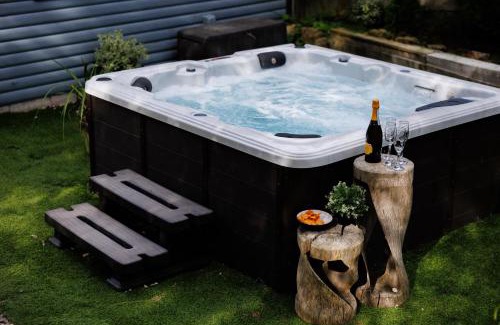 Wick Casa | The Pine Cabins including Games Room, Camp fire & Hot tub