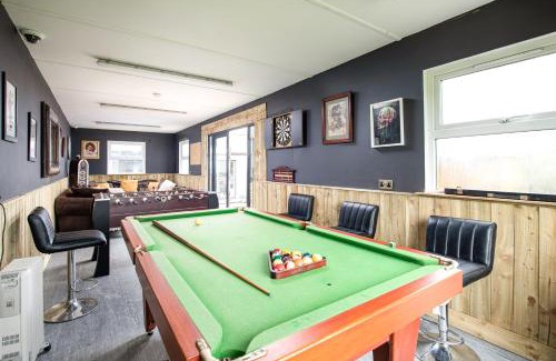 Wick Casa | The Pine Cabins including Games Room, Camp fire & Hot tub