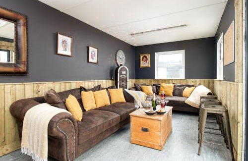 Wick Casa | The Pine Cabins including Games Room, Camp fire & Hot tub