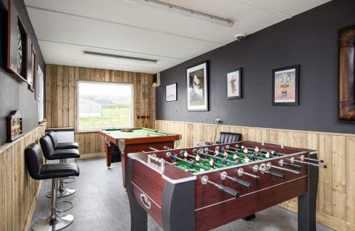 Wick Casa | The Pine Cabins including Games Room, Camp fire & Hot tub