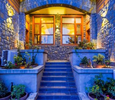 Bhurban Cama Y Desayuno | The Pine Court Luxury Resort