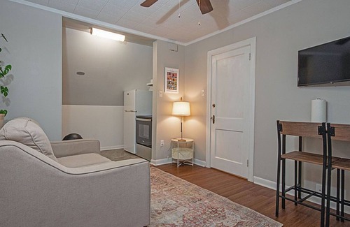 Nacogdoches Casa | The Pine Loft 1.5 blocks to SFA and directly across from Memorial Hospital