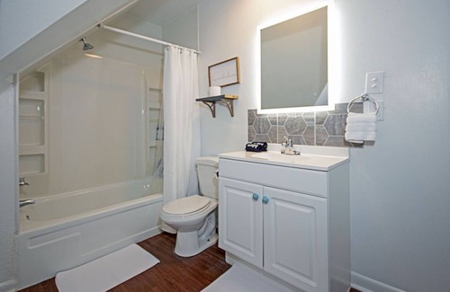 Nacogdoches Casa | The Pine Loft 1.5 blocks to SFA and directly across from Memorial Hospital