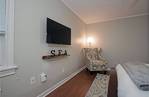 Nacogdoches Casa | The Pine Loft 1.5 blocks to SFA and directly across from Memorial Hospital