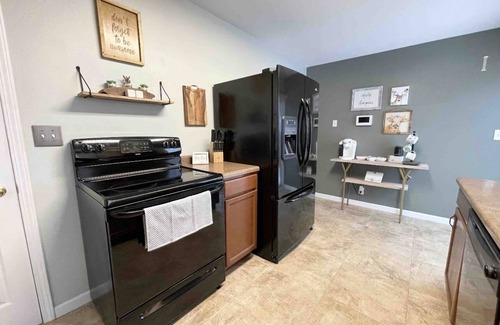 Cedar Rapids - Iowa City Casa | The Pinehouse - 1 mi to downtown/Czech Village!