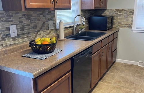 Cedar Rapids - Iowa City Casa | The Pinehouse - 1 mi to downtown/Czech Village!