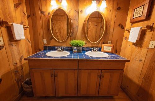 Benton Casa | The Pines Riverside Log Cabin On The Ocoee