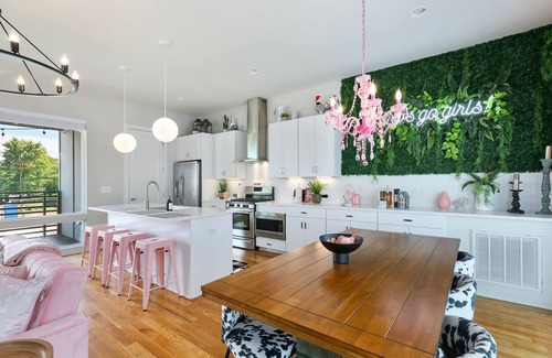 Whitebridge Casa | The Pink Cowgirl- Local Business Discounts, 4 Miles to Broadway