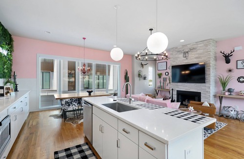 Whitebridge Casa | The Pink Cowgirl- Local Business Discounts, 4 Miles to Broadway