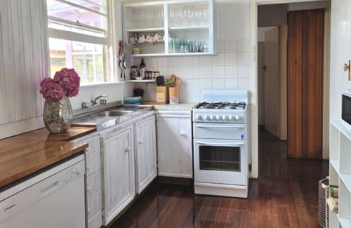 Rosebud Cabaña | The Pink House Holiday Cottage - 300 metres to Beach