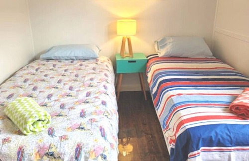 Rosebud Cabaña | The Pink House Holiday Cottage - 300 metres to Beach