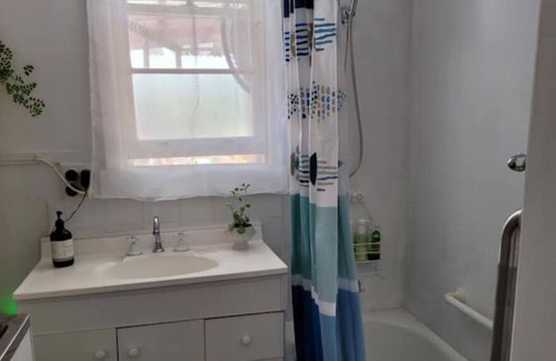 Rosebud Cabaña | The Pink House Holiday Cottage - 300 metres to Beach