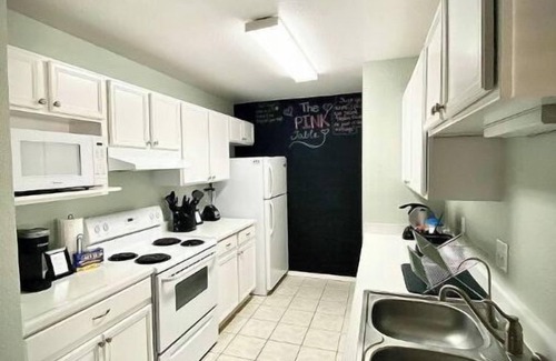 West San Antonio Casa | The Pink Table- Cozy, private townhouse (Monthly)