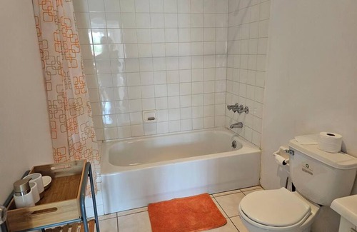 Southfield Apartamento | The Pit Stop Junction, a large 1-bedroom apartment with 2 double beds