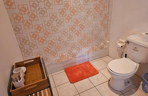 Southfield Apartamento | The Pit Stop Junction, a large 1-bedroom apartment with 2 double beds