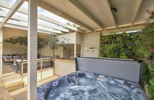 Cropredy Casa | The Plant House by Group Retreats