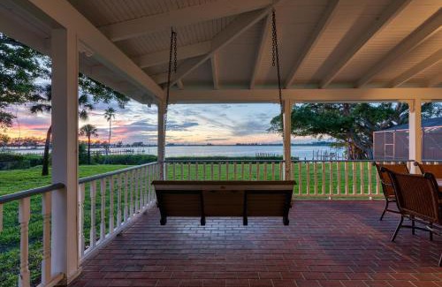 Bradenton Casa | The Plantation House! Waterfront view! Free pool heat!