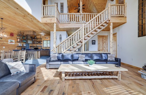 Tannersville Casa | THE POCONO HOUSE AT CAMELBACK MOUNTAIN with Jacuzzi and Sauna