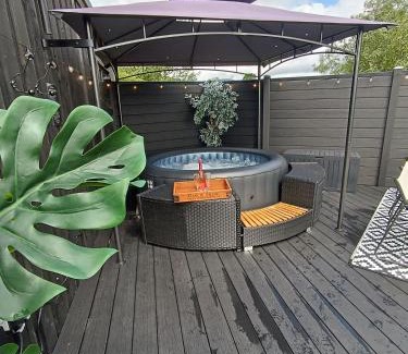 Bawnboy Apartamento | The POD Unique & Stylish Luxury Accommodation With Hot Tub