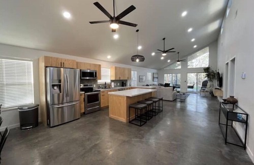 Eagle Rock Cabina | The Point a modern Retreat at Table Rock Lake - two blocks from water