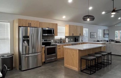 Eagle Rock Cabina | The Point a modern Retreat at Table Rock Lake - two blocks from water