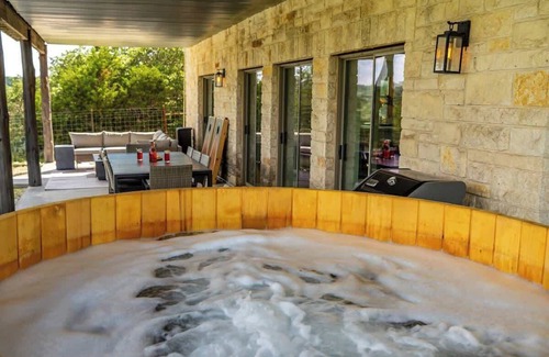Fredericksburg Casa | The Point Hill Country Views+Pool+Hot Tub