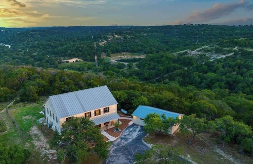 Fredericksburg Casa | The Point Hill Country Views+Pool+Hot Tub