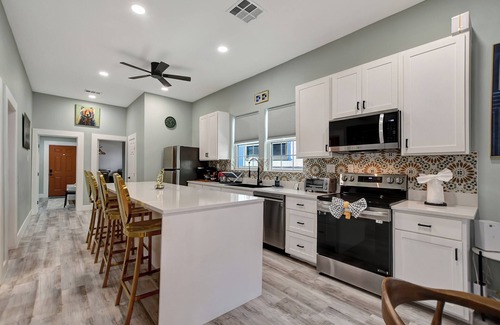 Montrose Casa | The Pool house in Montrose 4BR, 3BR, 4PK, 8-12 PPL